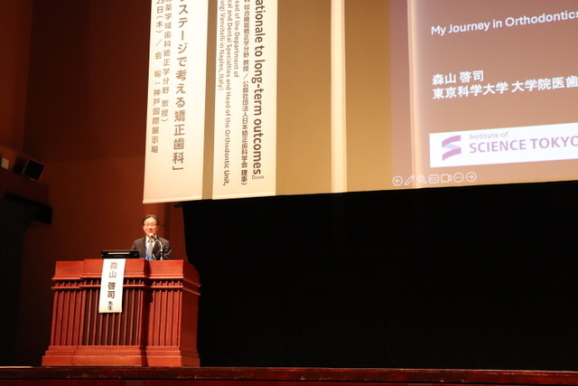 受賞記念講演で登壇する森山教授